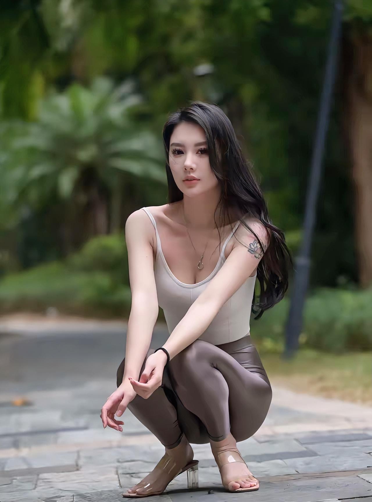 好美！脚和手都是素甲，脸还那么精致