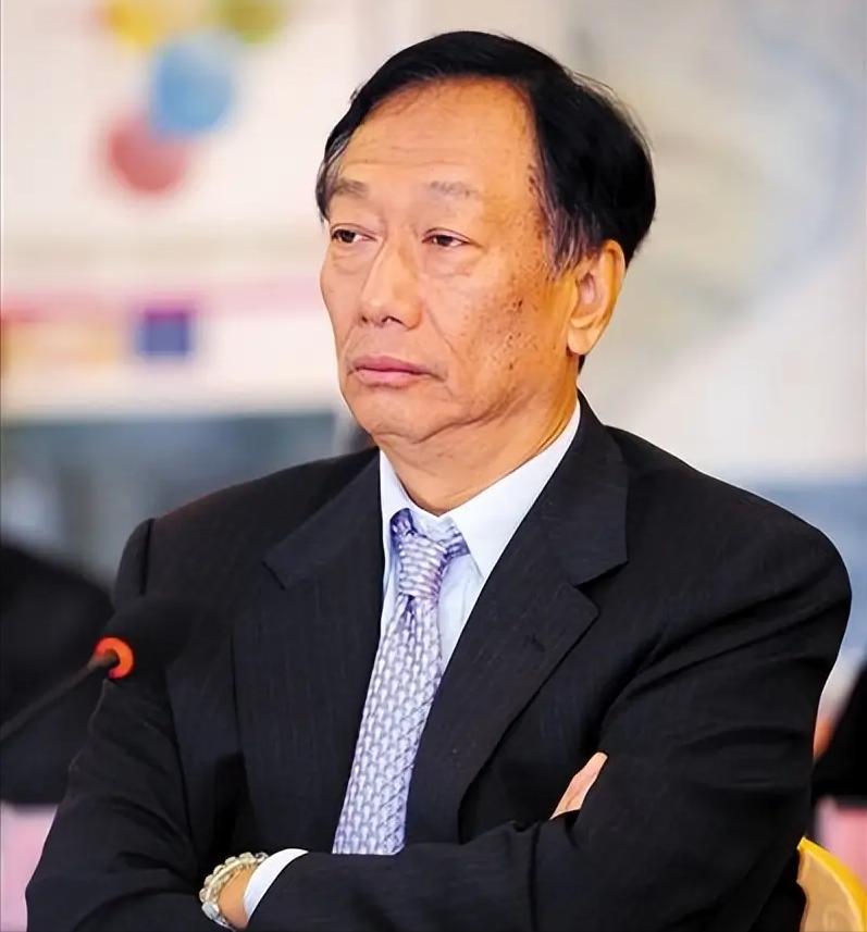 郭台铭再爆金句：“凡是失去大国支持的政权，都难逃被殖民的命运！与其落得悲惨下场，