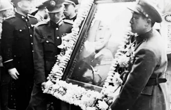 1946年，戴笠死后，老蒋亲自下令财政部会同调查局清查戴笠遗产，结果第一天清查，