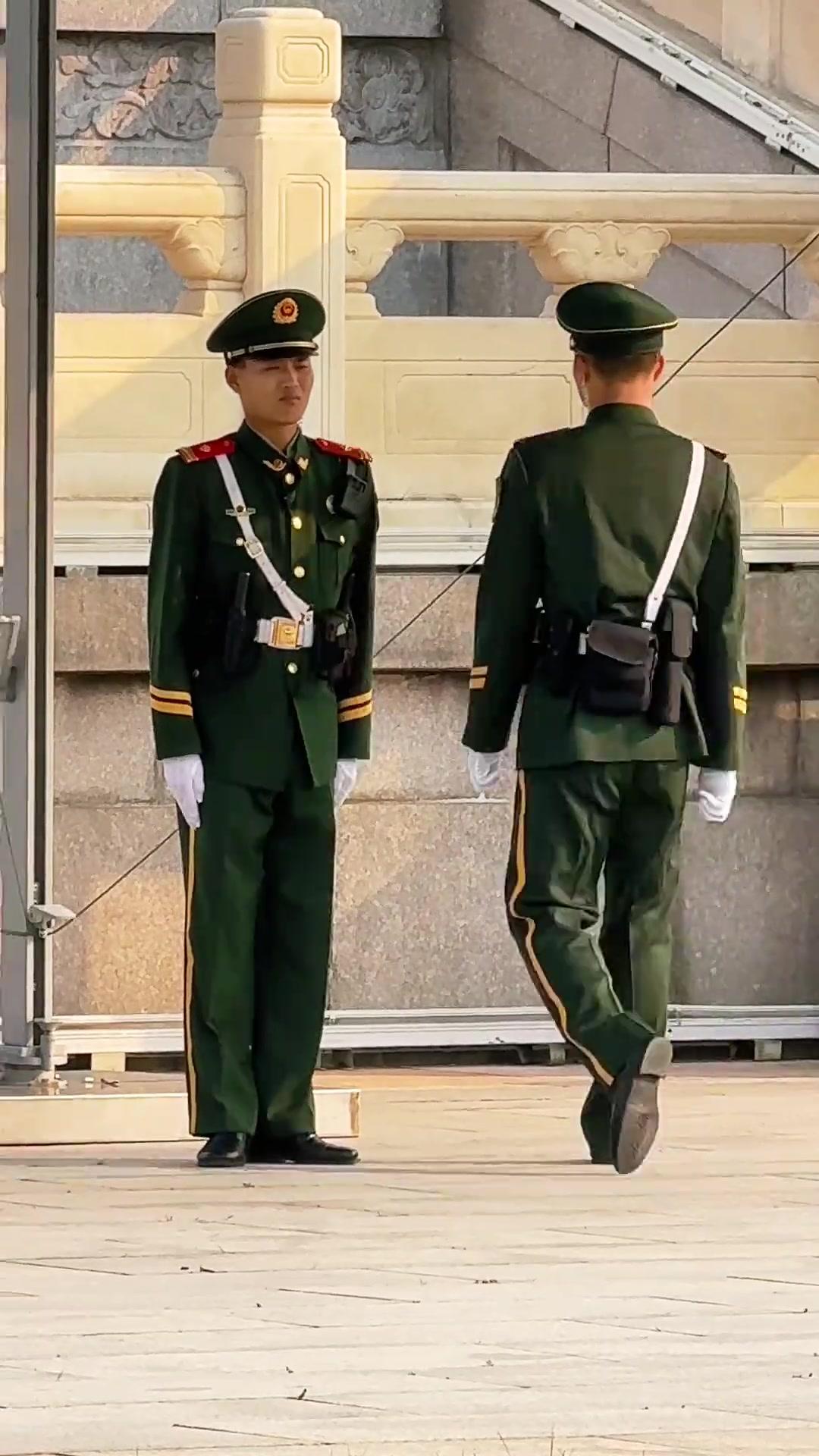 退役老兵回部队依老卖老被哨兵拒止，回部队两件事千万要注意！我在团政治当干事的