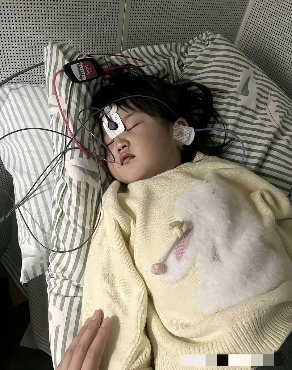 安徽被打的这个小女孩后续来了，妈妈发了一张她在医院的照片，头上贴着电极片！夜里