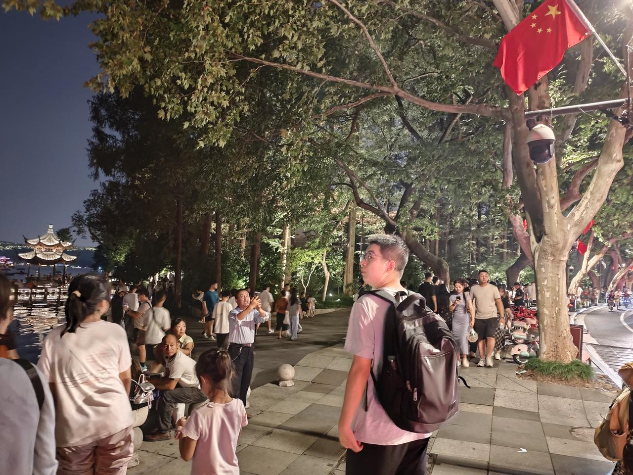 西湖景区停车贵网友分享省钱妙招西湖停车费贵，并不是想赚钱，而是希望大家不要开