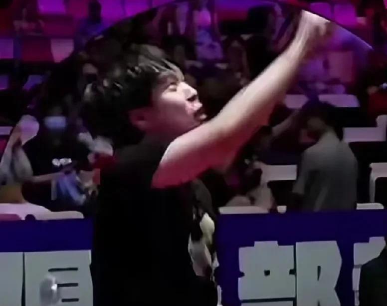 王楚钦:再这样我要闹了！[呲牙笑]哈哈哈哈，咋啥事都让王楚钦遇上啊！“乒超联赛