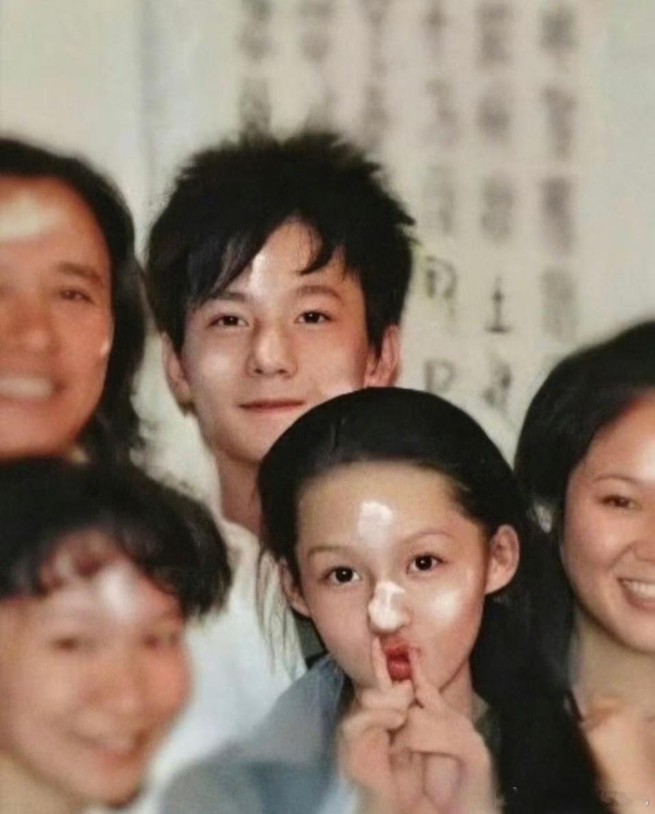 杨洋李沁谈了五年先不管他们谈没谈，谈了多久关键是杨洋年轻时候真的很像小女孩啊，很