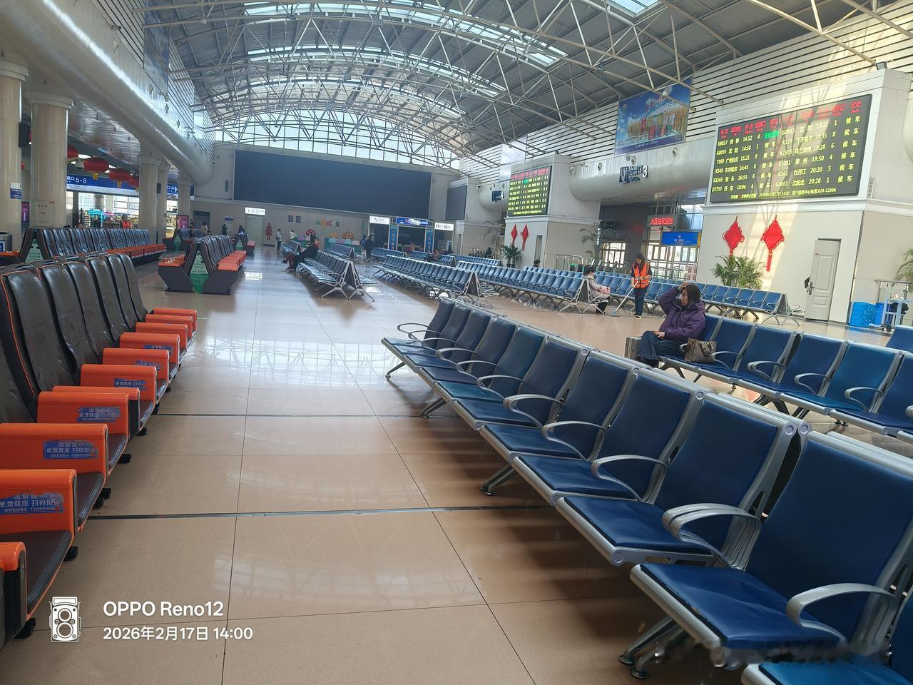 大年初一的大连站，冷冷清清没几个人。之前人山人海的春运不见了，也许都选择自驾或