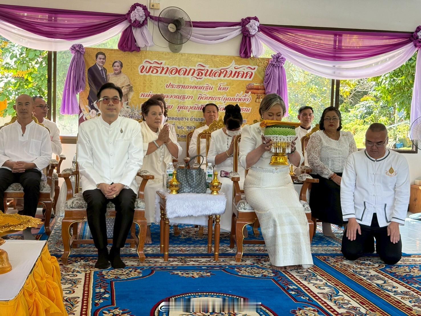 王室王室泰国王室莎莉两口子在清莱府送佛衣，这次摆上了颂妃和帕公主母女两