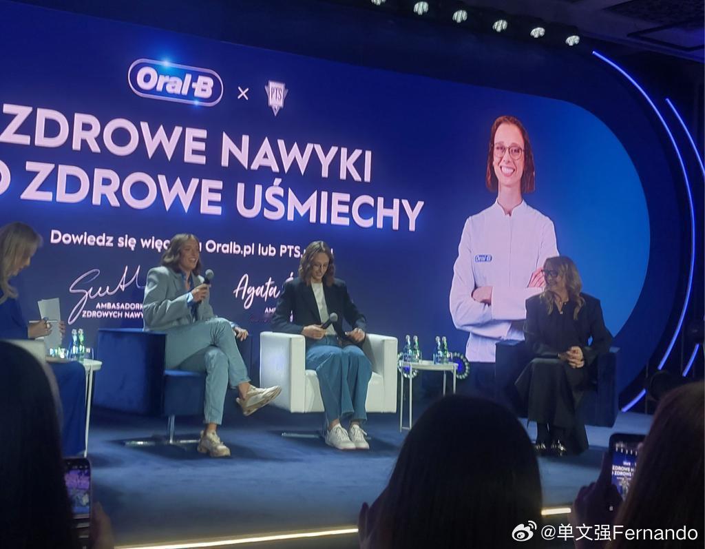 斯瓦泰克姐妹👭刚刚Iga和Aga合体了，参加Oral-B宣传活动！wta