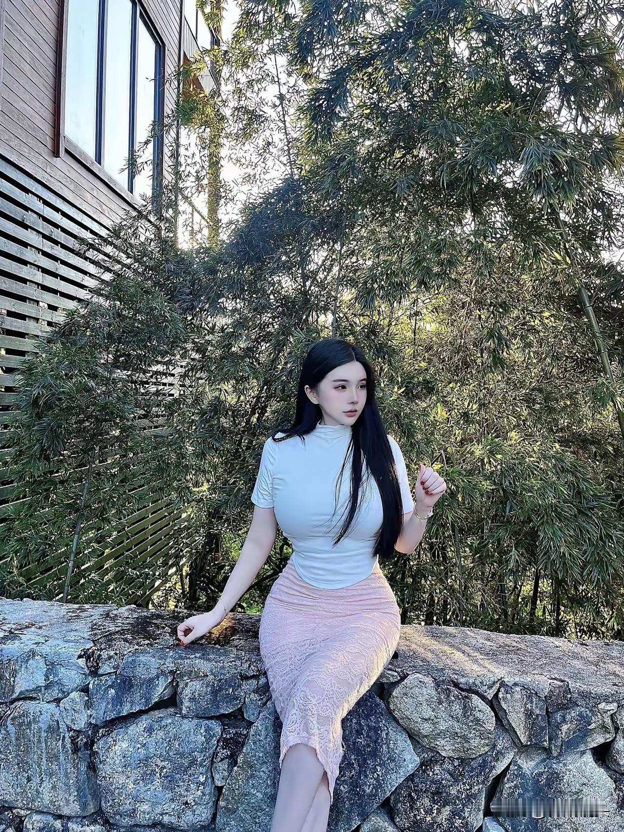 在竹林间，她宛如仙子，静谧而美丽。