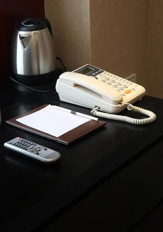 湖南一男子带女友入住酒店时，购买了酒店标价18元的收费避孕套，使用前发现已过期三