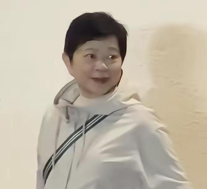 64岁了还没结婚生子她为郭富城付出了一辈子，她就是郭富城的经纪人小美，也叫梁