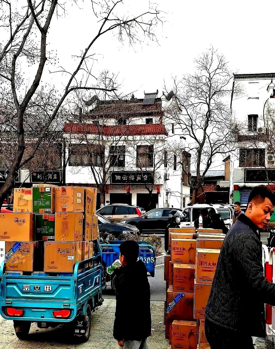 洋河这波年货发的，直接把“人情世故”玩明白了！厂门口排长队，员工领到手的酒转头