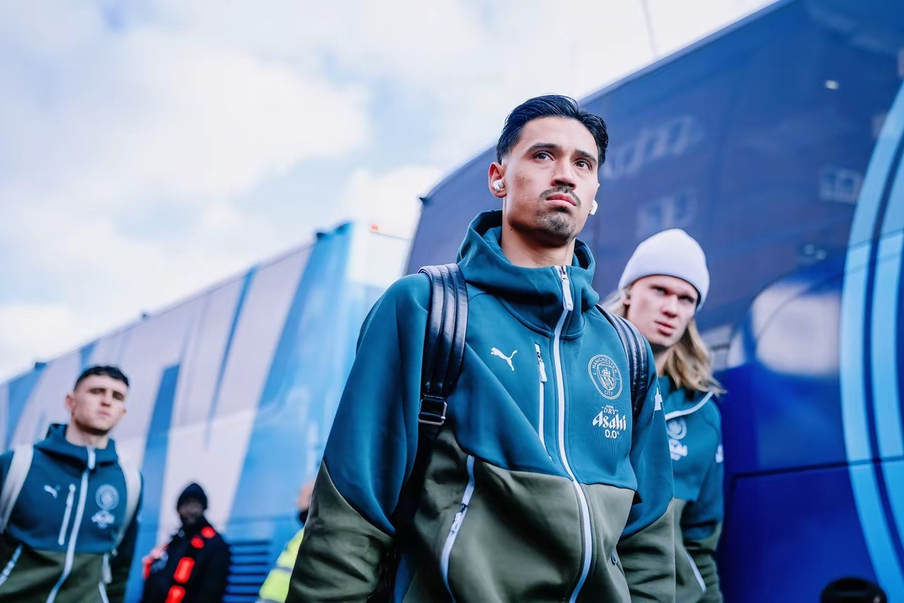 曼城最差的引援就是买这个赖因斯德，就是喜欢浪射门，这个人很独，没有团队的精神，他