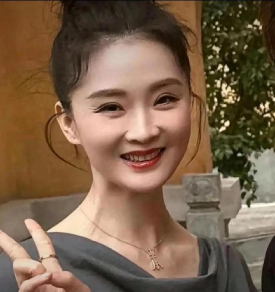 豪宅流拍丈夫失联7年，“晴格格”王艳的豪门落难太唏嘘估值15亿的