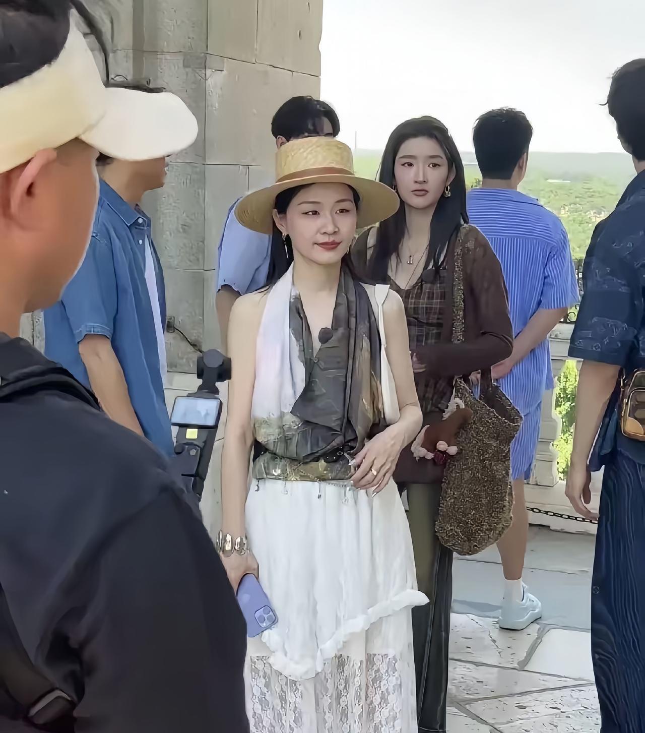 金靖近照，感觉她自从结了婚，有了孩子以后，气质和穿搭都不一样了。#金靖#
