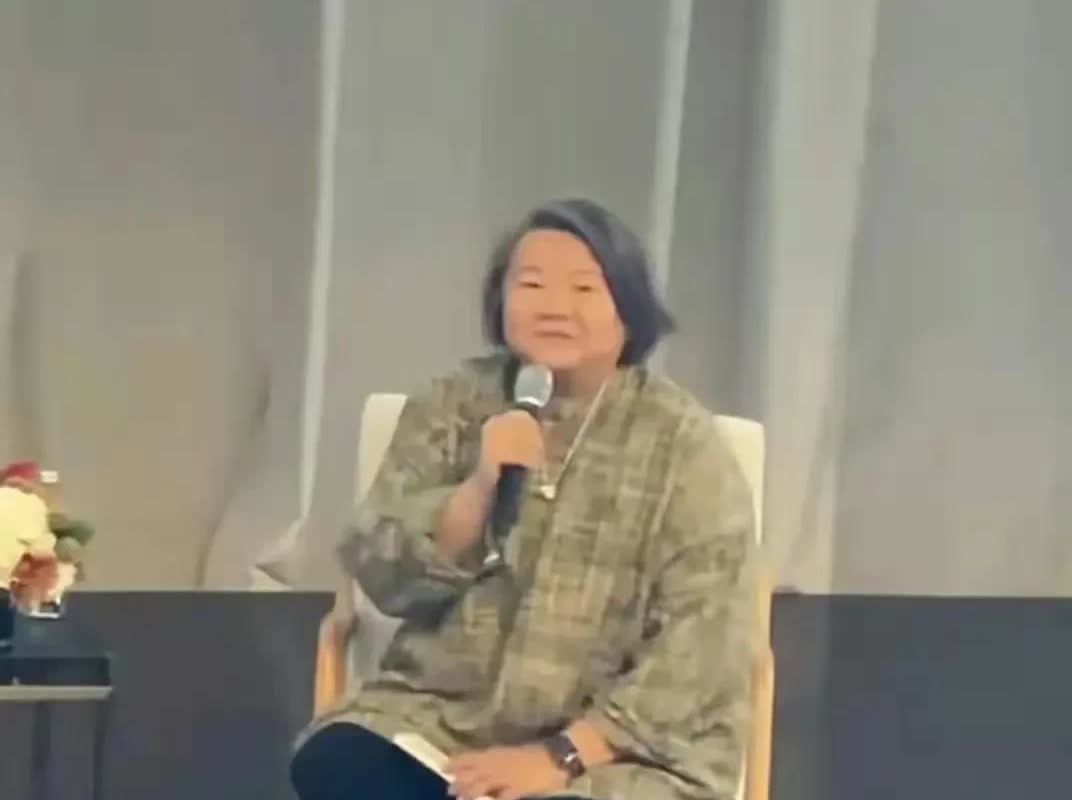 深圳爱马仕展现场惊现“女王”！洪晃全英文控场稳到离谱，举手投足全是大女主范儿！当