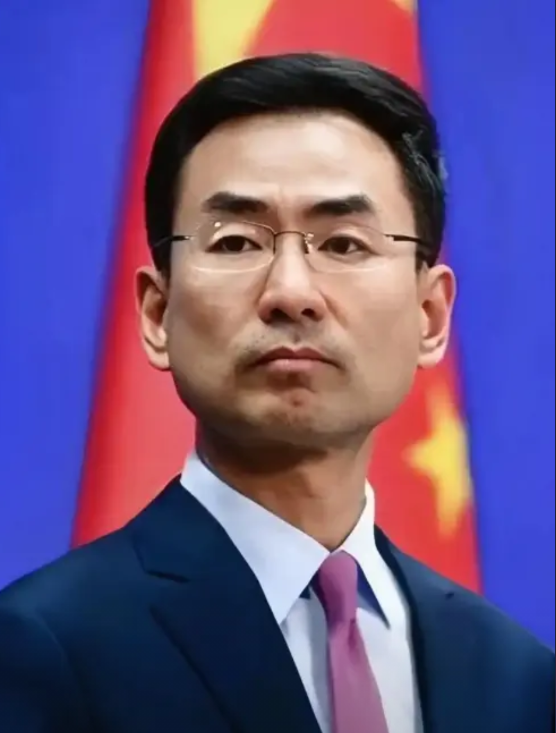 美国在贸易战中捞不到中国半点好处，就开始对中国外交官下绊子？几天前，耿爽于联合国