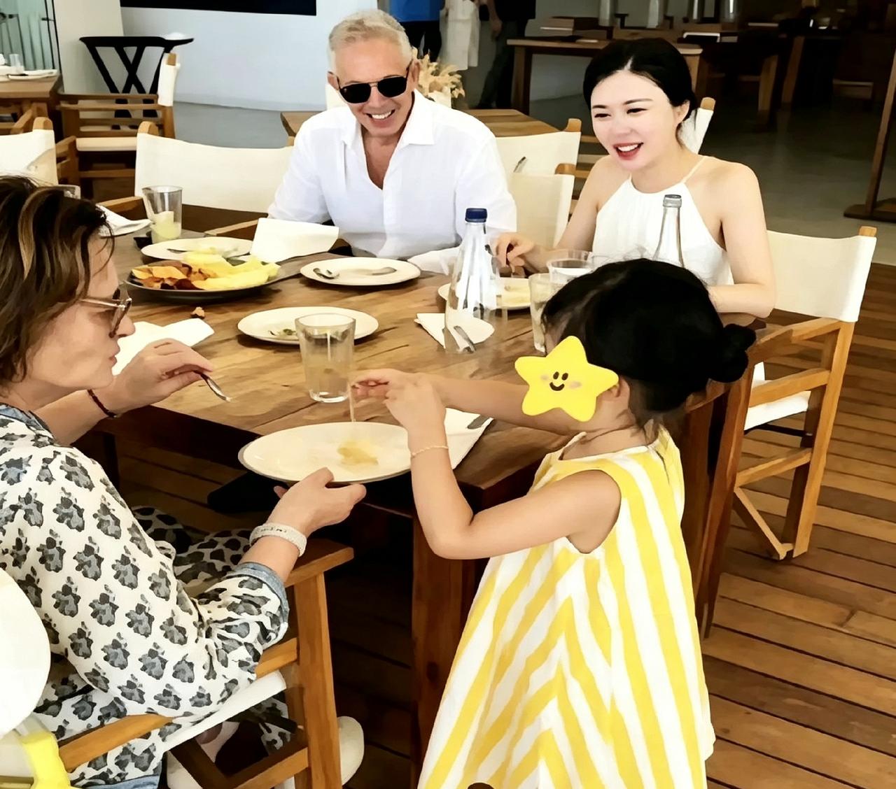 英国前首相布莱尔的家宴，田朴珺带着女儿就去了。画面挺家常，孩子光脚跑，大人穿得也