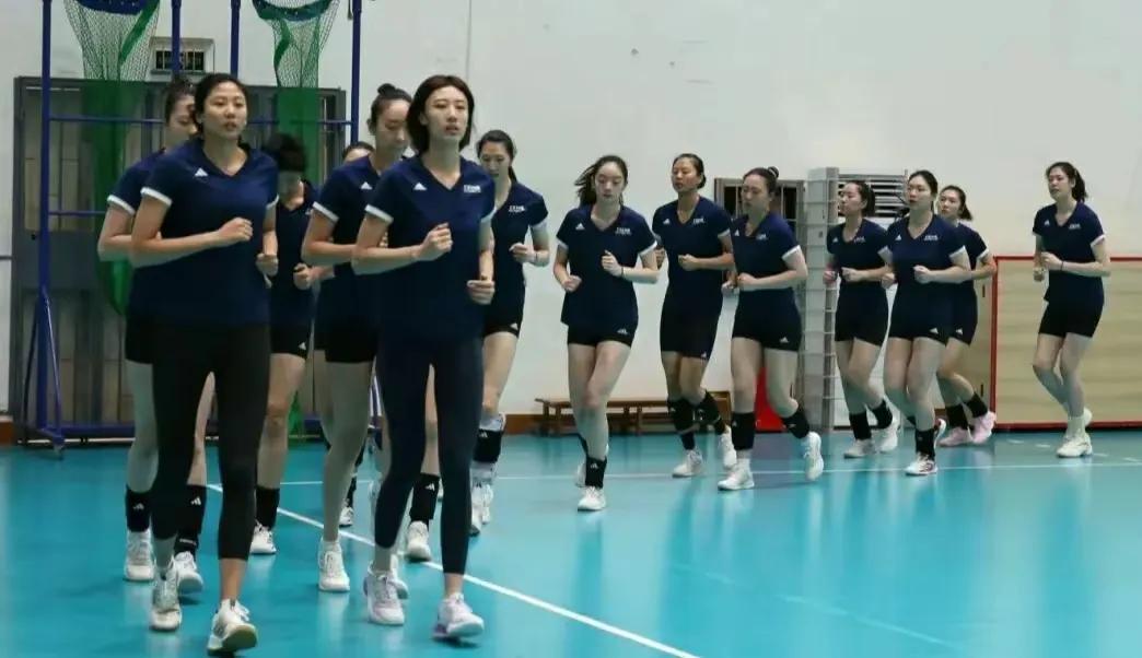 中国女排世锦赛前夕迎来重磅消息！李盈莹、高意正式归队，主攻线、副攻线谁将黯然离场