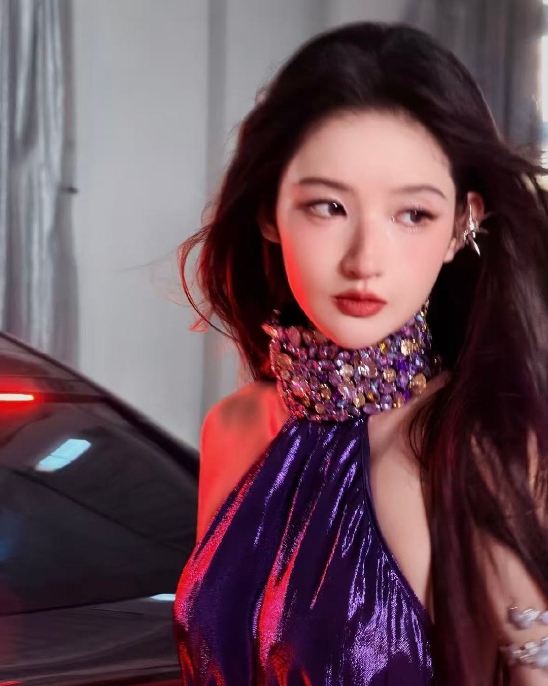 王玉雯冷艳千金妆王玉雯紫色流光裙王玉雯冷艳千金妆，厉害大女人！