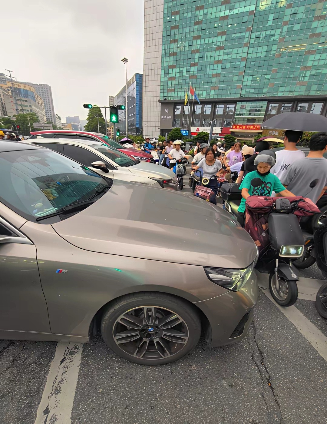 深圳交通。？这合理吗反正我在武汉没见过这种场面。