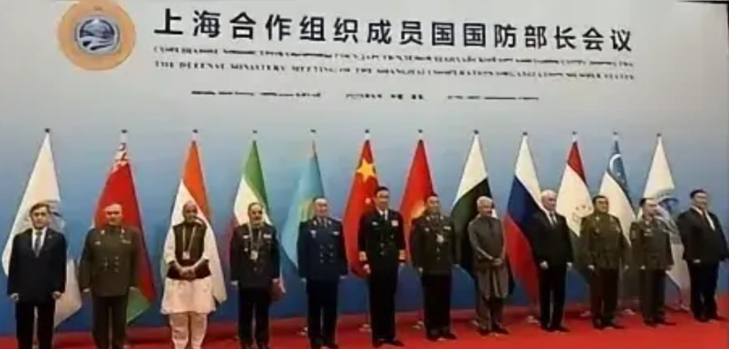 印度真尴尬，在上合，退又不想退，玩又没伙伴。以前有俄罗斯拉着，还可以有个体面，偶