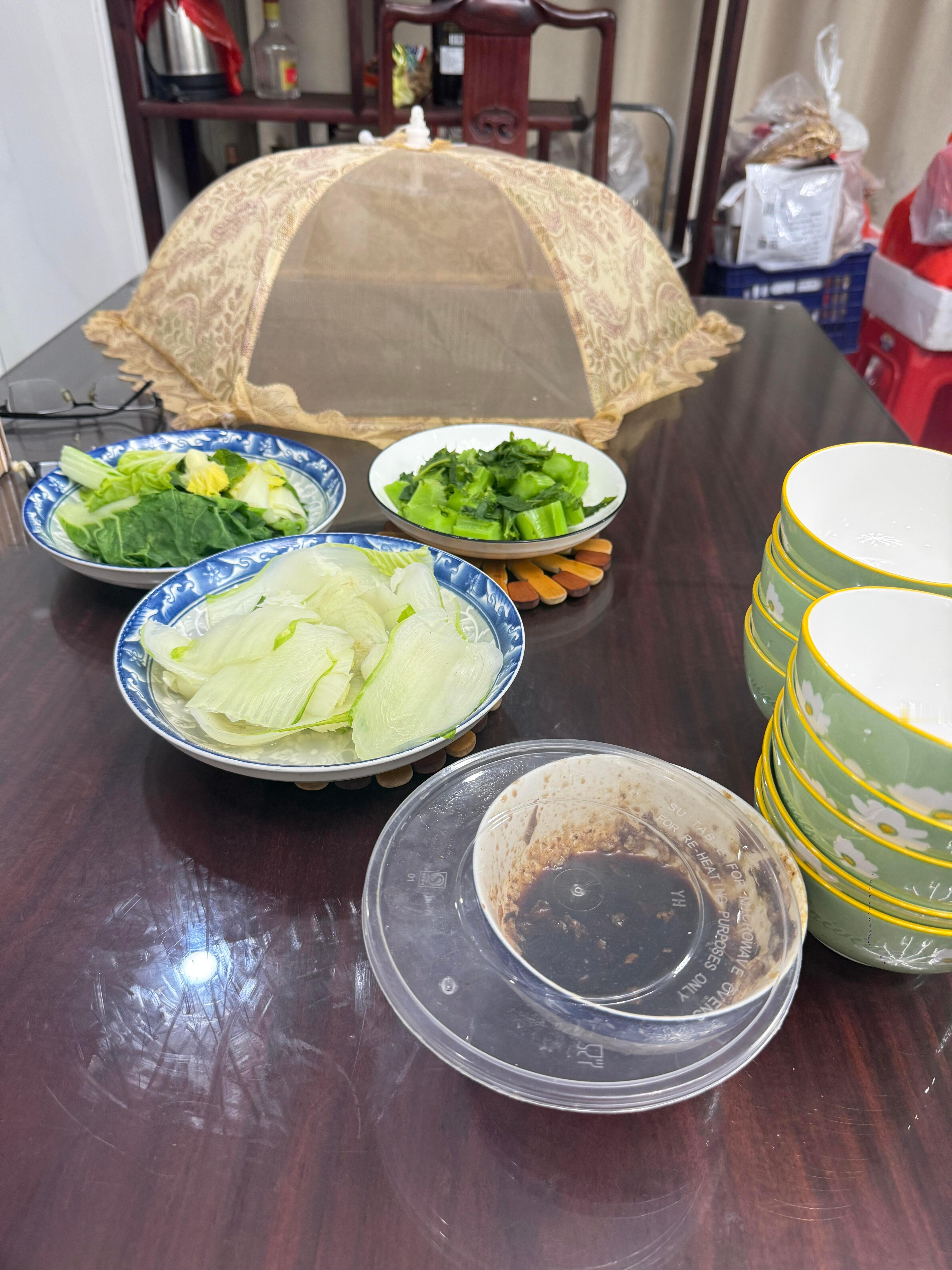 第一次来男朋友家吃饭，刚坐下就感觉不太对劲…..​​​
