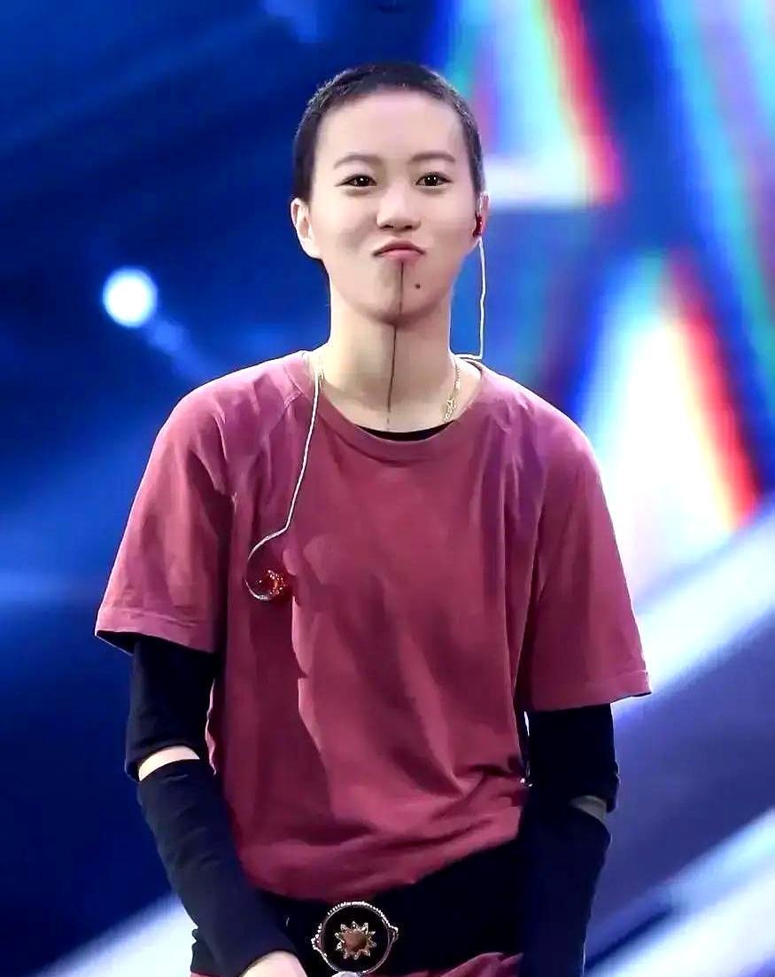 窦靖童的新歌里，混进了李亚鹏直播的背景音。她公开留言就两个字：“爸，加油。”