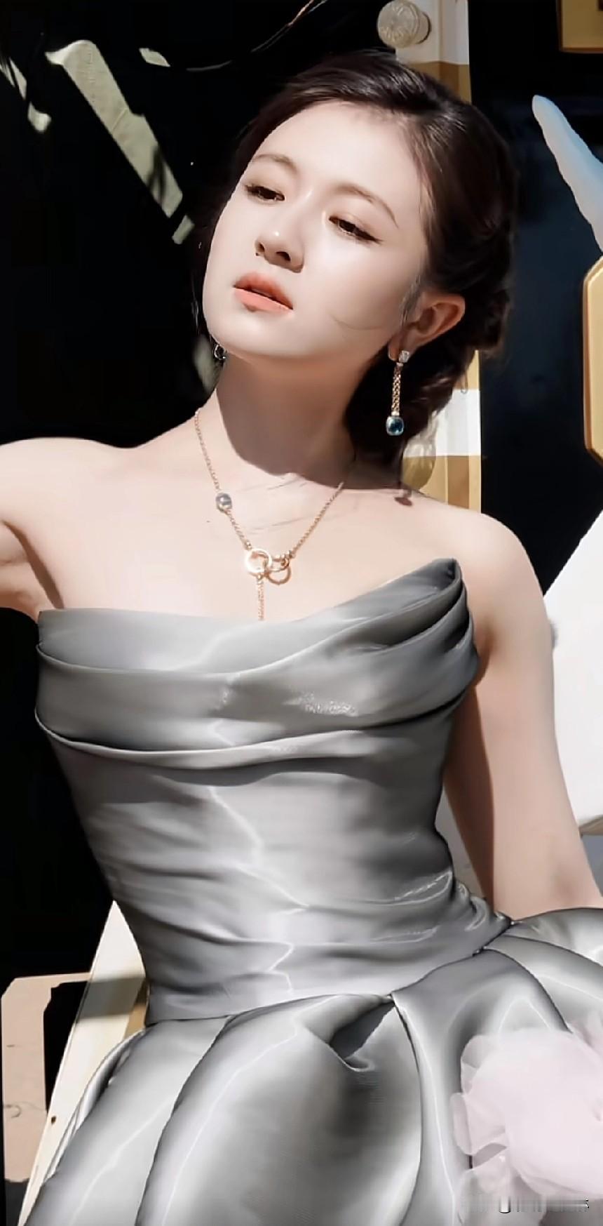 优雅气质，银光闪耀的礼服，尽显时尚魅力——李兰迪李兰迪