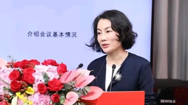 中国最贵的女秘书：年薪849万，虽已年近50岁，却还像个少女。这位女秘书就是朱旭