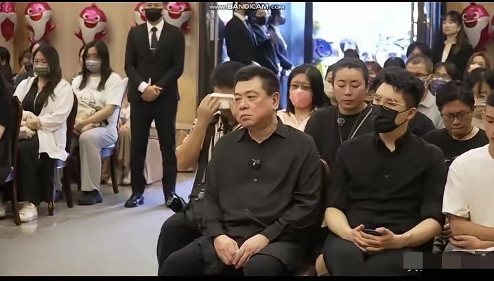 孙爸爸在台湾点的那些蜡烛，哪是安魂？是替我们把“小鱼”的名字，又好好记了一遍！