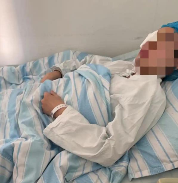 “太可怕了！”就因为教师劝架时，对女生说了句“打架解决不了问题”，女生居然站起来