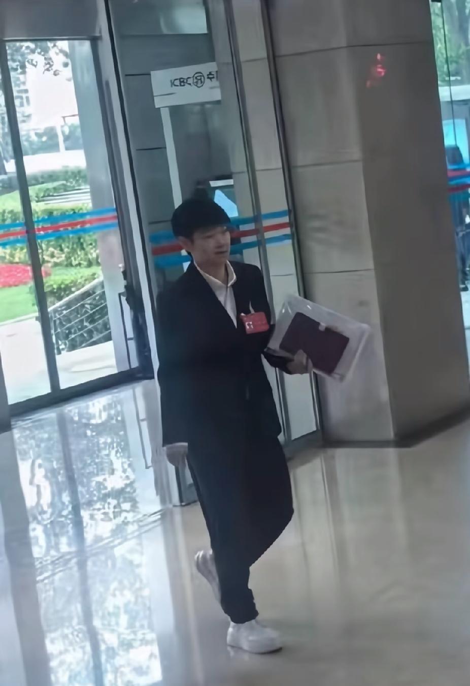 孙颖莎穿西装的正面照终于来了！等了这么久，莎莎的西装正面照终于曝光啦！