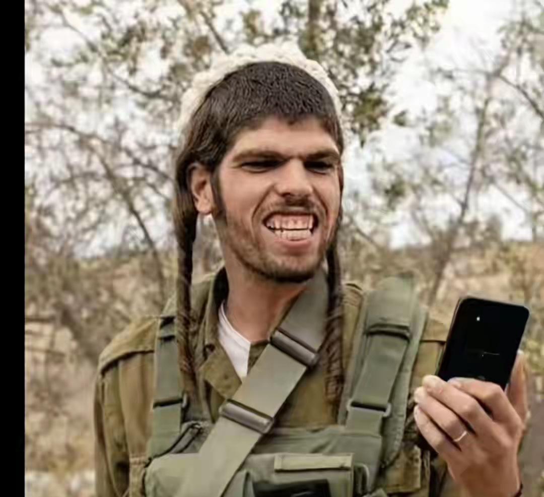 这事儿可太有意思了！意大利杂志发的那张图片，一个犹太士兵在巴勒斯坦人面前学羊叫，