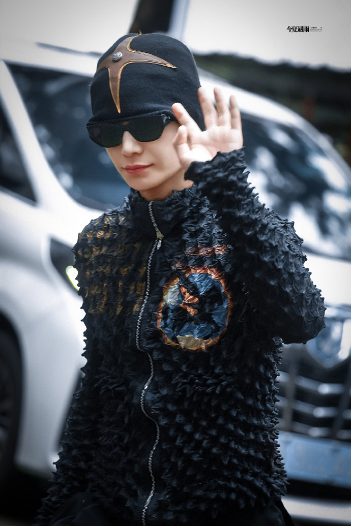 丁禹兮尖刻外套冷帽look丁禹兮沪上潮男司宫令上班丁禹兮沪上潮男司宫令上班，