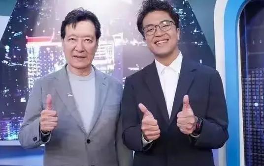 绿营出身的吴子嘉点评一针见血：赵少康就是个劣迹斑斑的骗子，现在竟然主动打开门，给
