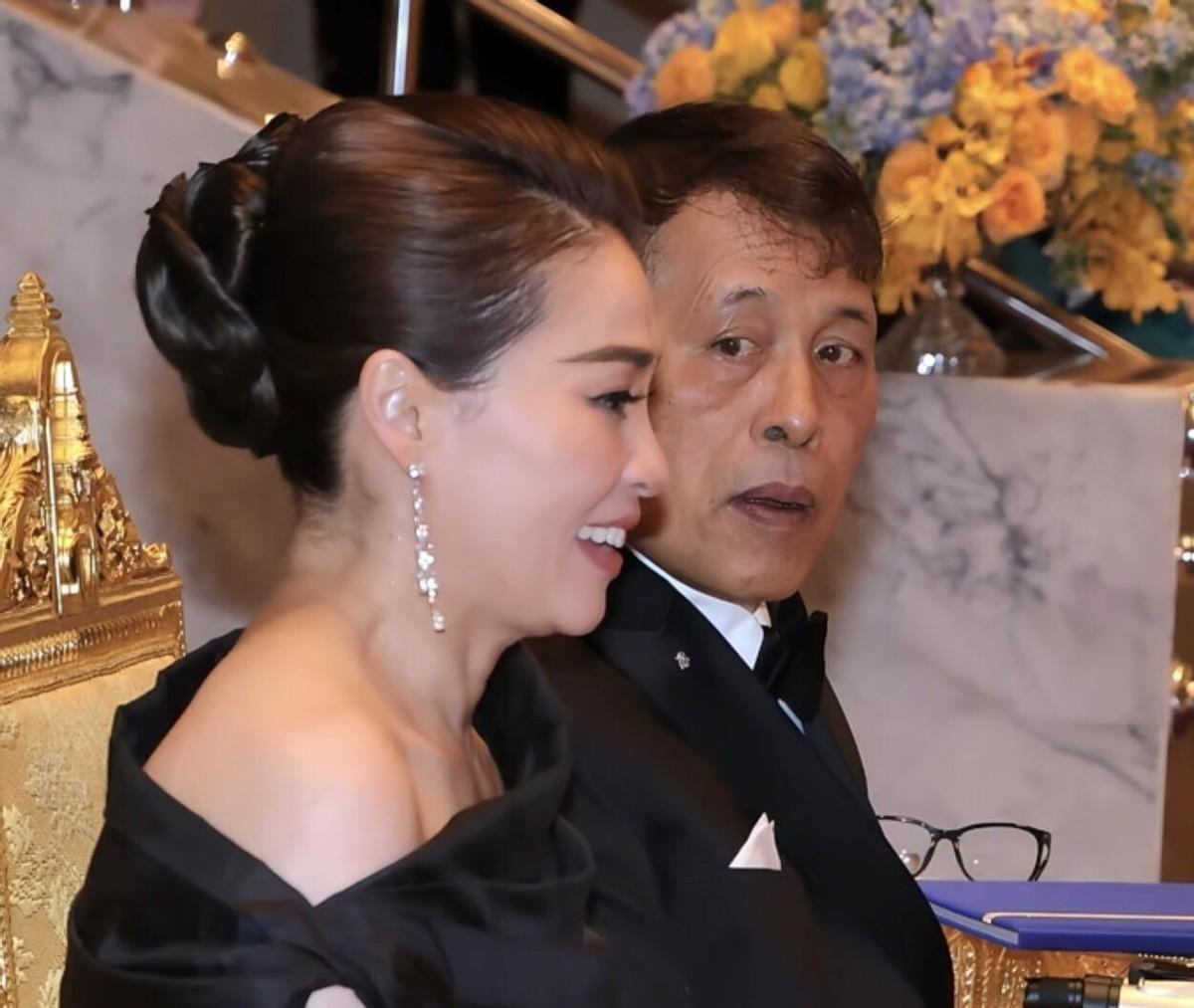 泰国王后苏提达为什么总在笑？泰王当众甩脸，苏提达依旧在笑，不是想笑，而是必须要笑