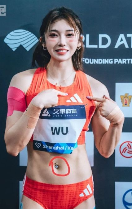 吴艳妮个人分享的运动照，最耀眼的是她肚脐上打了脐钉，这也太个性了，吴艳妮一向如此