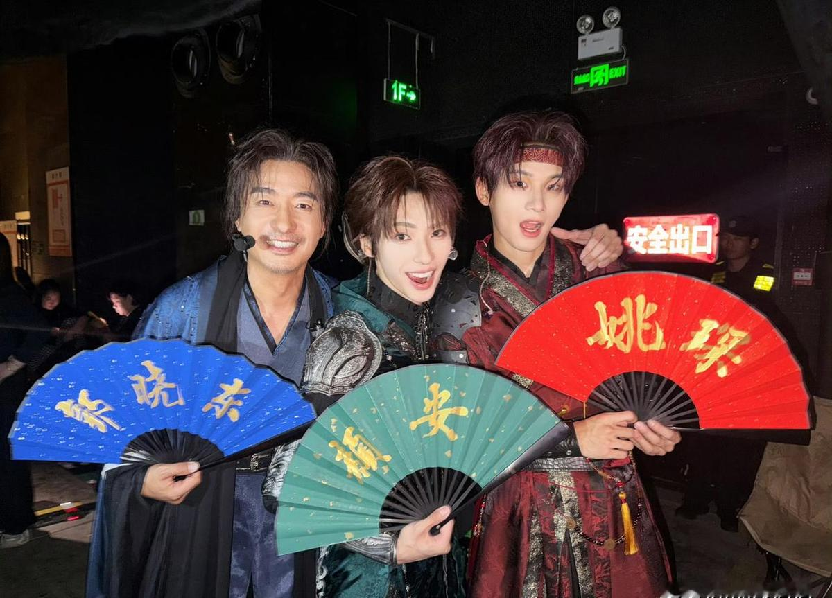 看《披荆斩棘2026》，二公选人结束大家都在互相庆祝，小沈阳一个人坐在那显得有点落寞。姚琛明明不在他