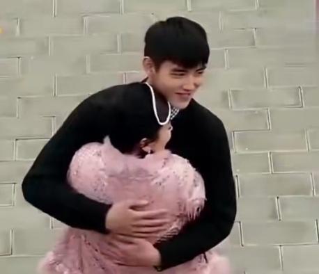 看把陈凯歌乐的，笑得都合不拢嘴了。近日有画面曝光，陈红一看到许久未见的儿