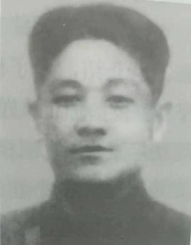 1939年，28岁的八路军旅长乘船去开会，途中顺手剪断日军电线，半小时后日军汽艇