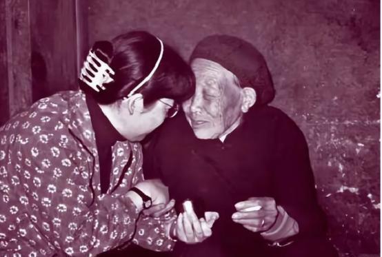 1942年，日军某据点的小房间门口，围着二三十个日本兵，他们排队等着进入房间，里