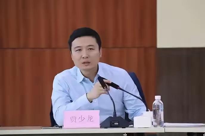 原来贾浅浅的丈夫贾少龙这么牛。贾少龙1977年出生，贾浅浅1979年出生，两家的