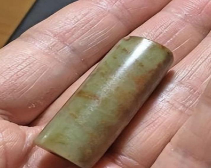 有一次，赵忠祥去捡漏，相中一根明代玉管，估值2万，但是赵忠祥问摊主：“100元卖