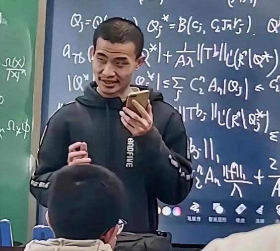 全网最懵的人就是韦东奕了吧！他怎么也想不到，这个世界太奇怪了，竟然有这么多听不