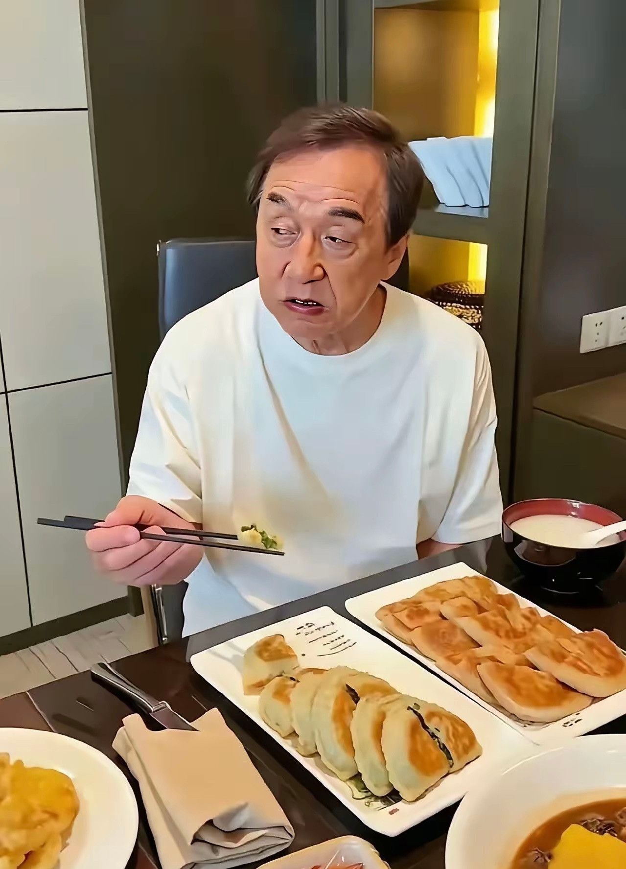 身价多少亿的成龙大哥，居然吃的这么接地气，我还以为有钱人都吃山珍海味大鱼大肉呢，