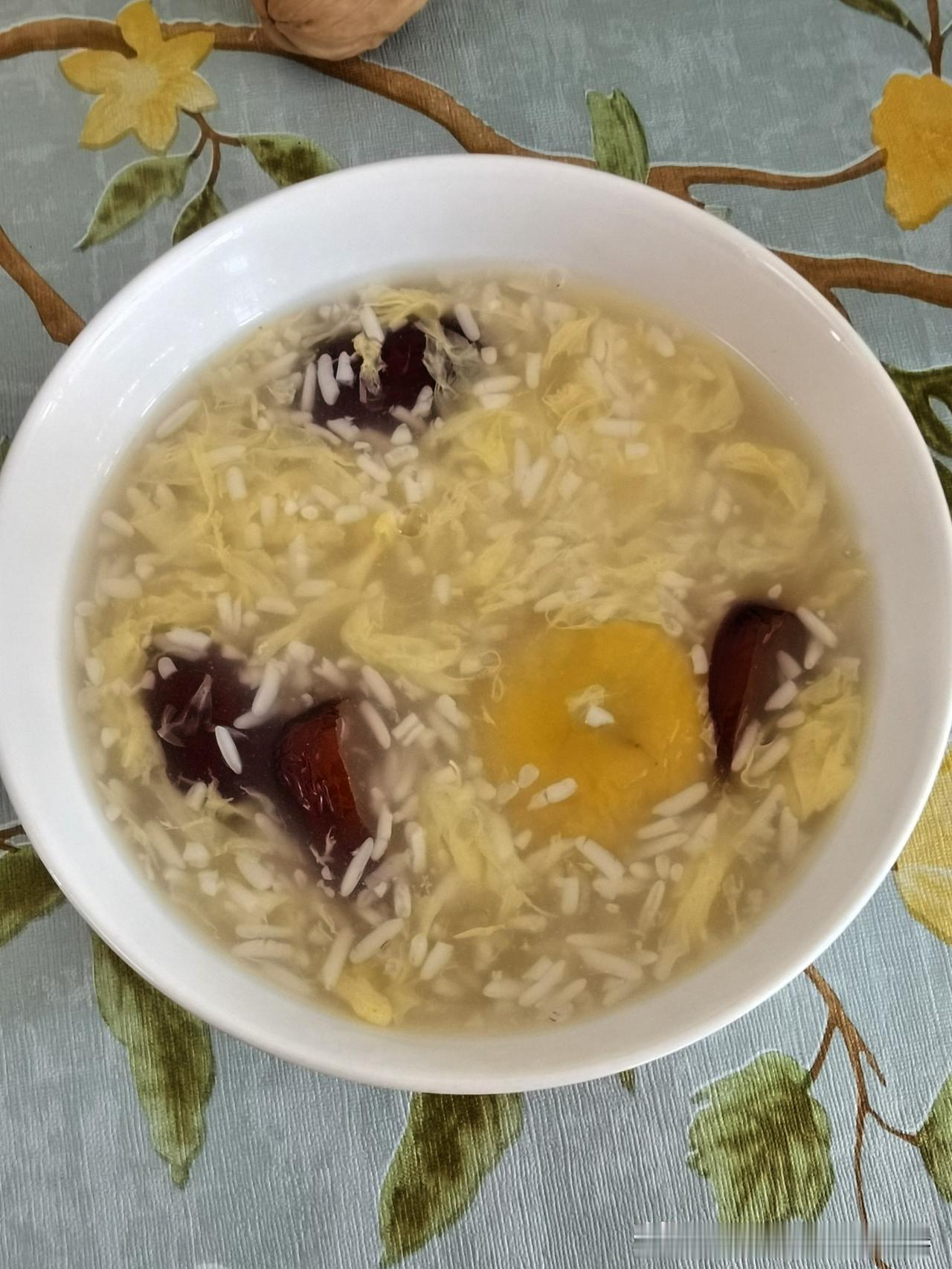 今天周日不用早起，给自己煮了碗酒酿圆子当早饭，也太舒服了！小圆子煮得糯叽叽