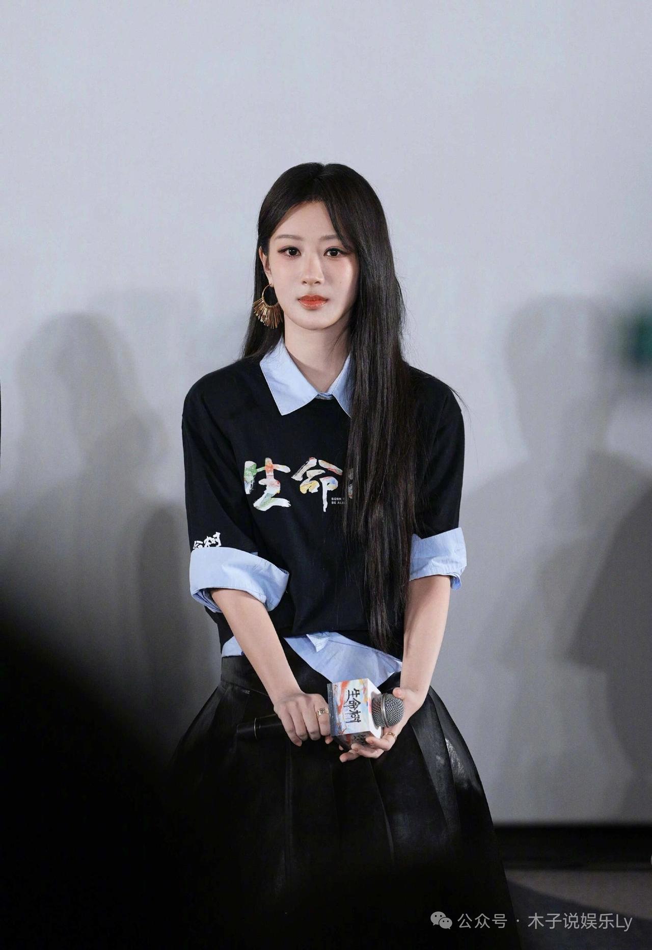 杨紫是不是跟以前长的不一样了？是我看错了吗？感觉以前好美，天生丽质，天香国色。现