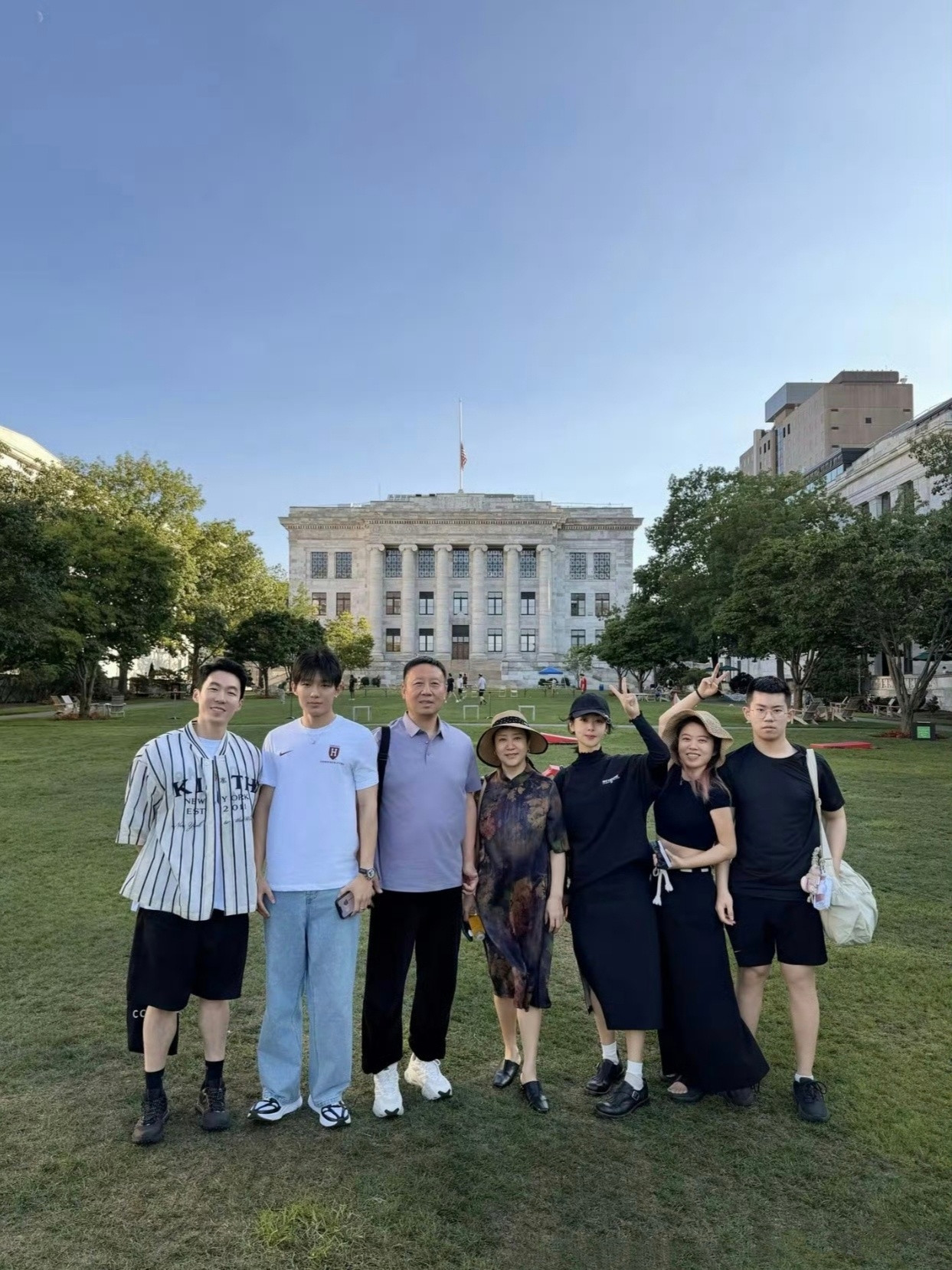又白又美又高挑，杨紫脸好小哦