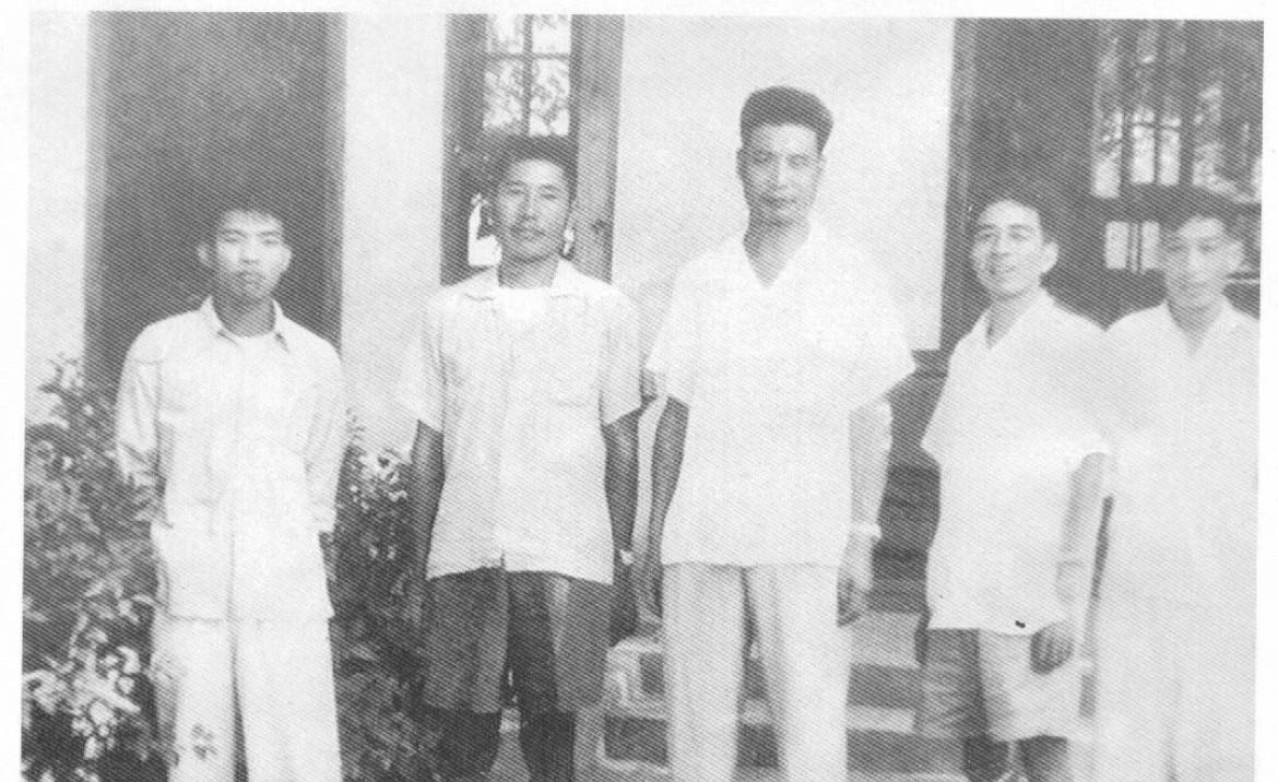 1958年6月，时任浙江省公安厅厅长的王芳同志（中）视察十里丰农场，和夏仲烈（左