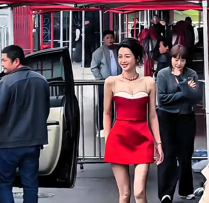 都以为孙怡离婚是“姐姐独美”的开始，其实资源掉得比感情还快。有业内人士统计过